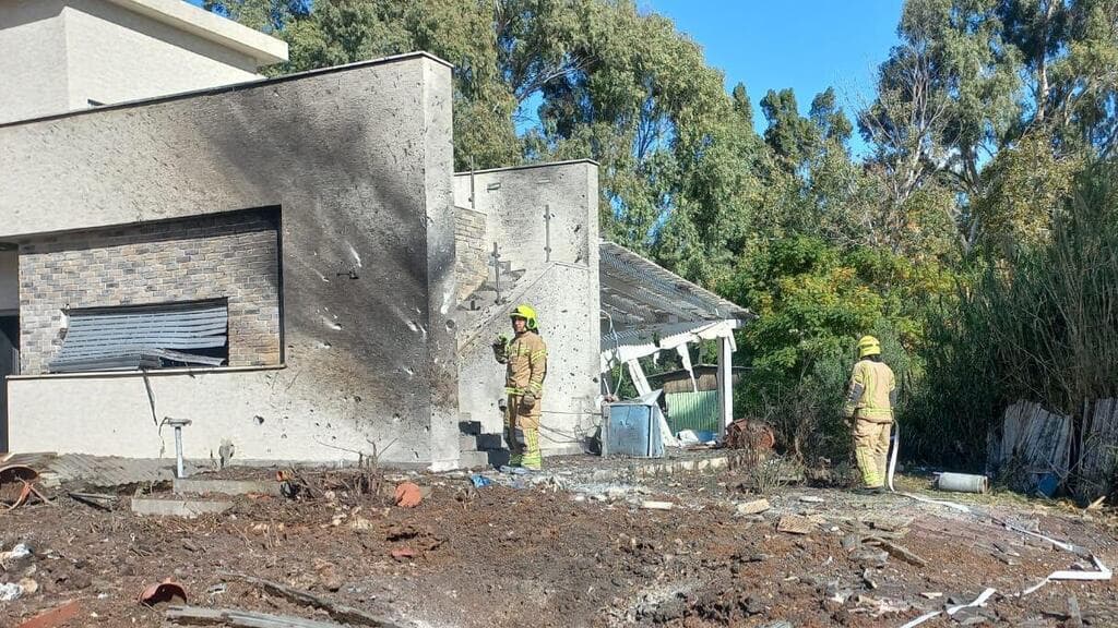 צילום: כב"ה צפון פגיעה ישירה במבנה בקריית שמונה, לוחמי-האש פועלים במקום