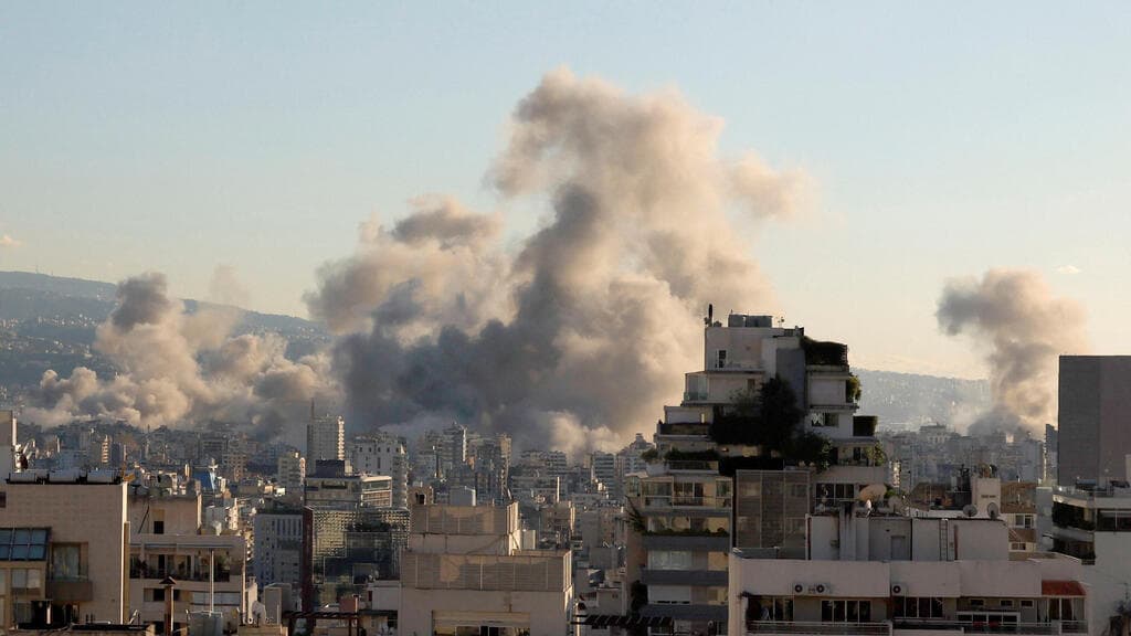צילום: REUTERS/Adnan Abidi/רויטרס חגורת אש בביירות