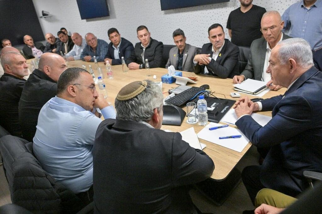 נתניהו וראשי הרשויות, הערב (צילום: קובי גדעון/ לע״מ) ראש הממשלה בנימין נתניהו בפגישה עם ראשי רשויות בצפון, בקריה בתל אביב
