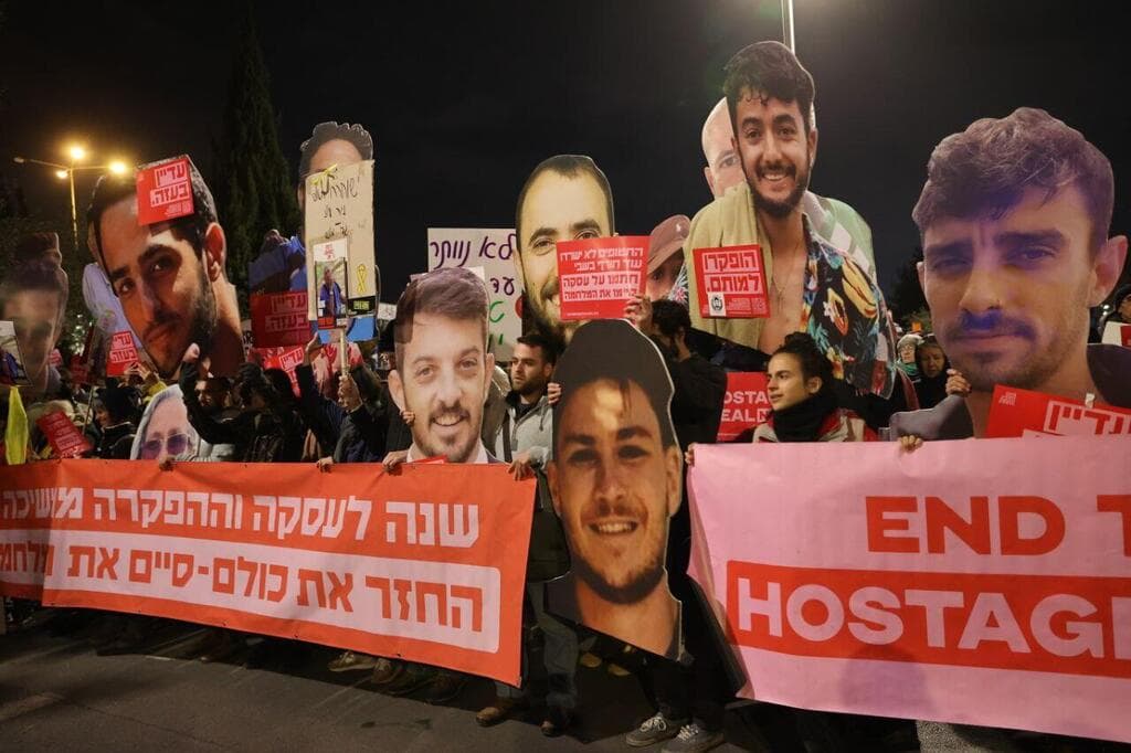 צעדת מחאה בירושלים בסימן שנה לעסקת החטופים בהשתתפות משפחות חטופים