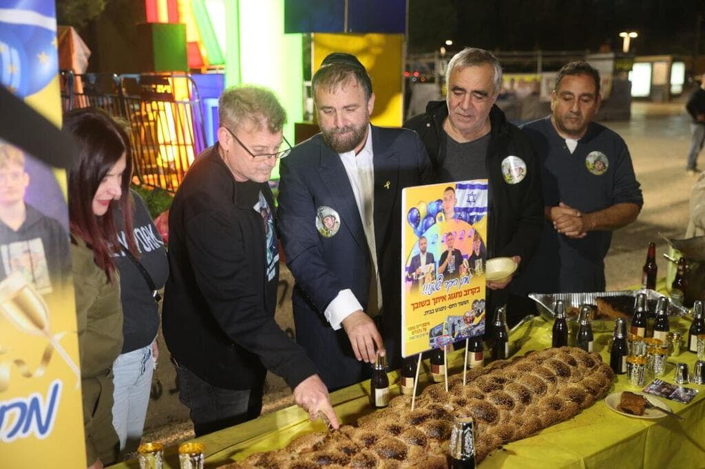 ציון יום הולדתו של החטוף מתן אנגרסט בכיכר החטופים