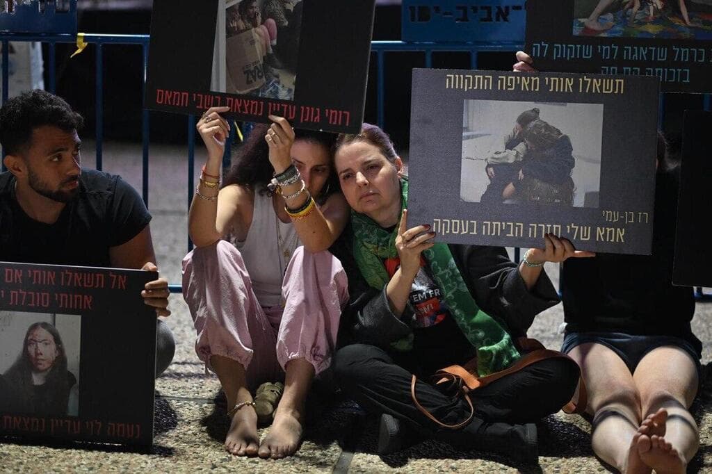 צילום: ליאור רוטשטיין אלה בן עמי בכיכר החטופים