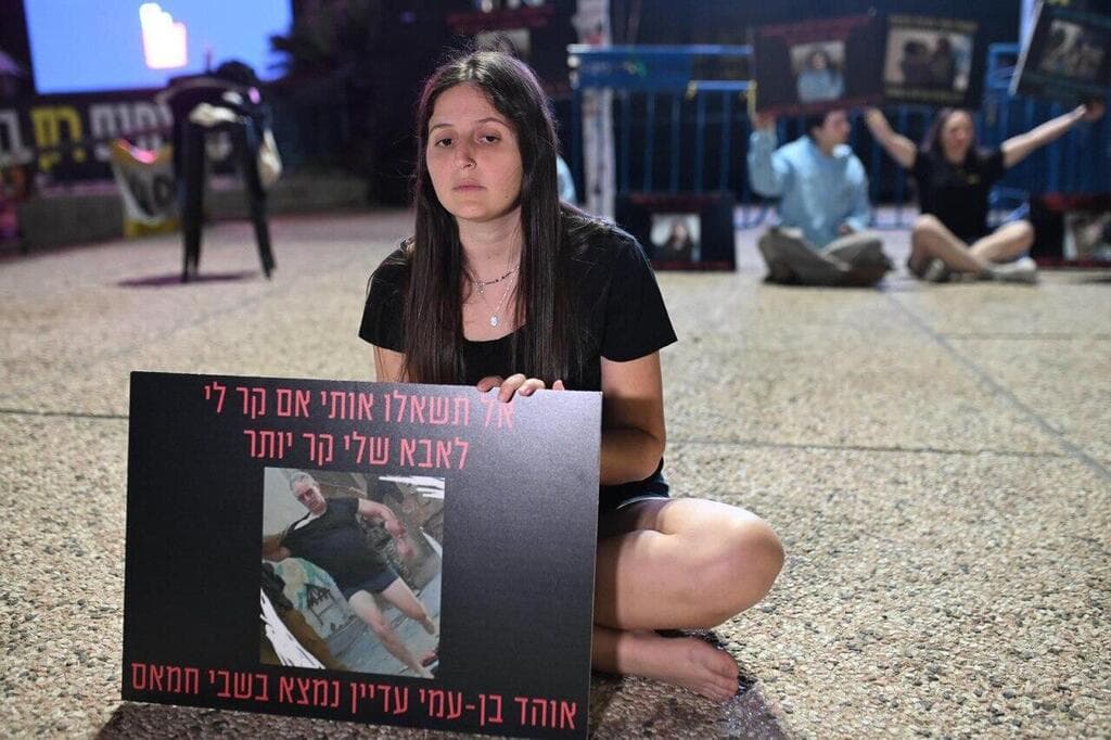 אלה בן עמי בכיכר החטופים (צילום: ליאור רוטשטיין) אלה בן עמי בכיכר החטופים