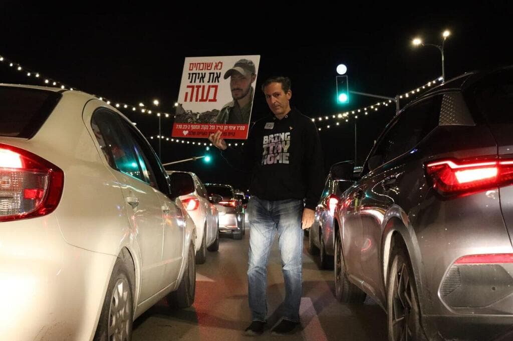 רובי חן במחאה בנתניה (צילום: אדיר סטופ ) רובי חן, אביו של החייל איתי חן החטוף שגופתו מוחזקת בעזה, מסתובב בין מכוניות בנתניה ומבקש את תמיכתם בפדיון שבויים