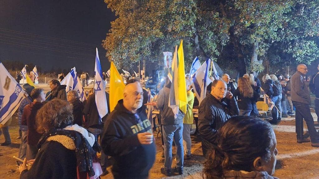 הפגנה להחזרת החטופים בצומת כרכור (צילום: מרטין וילר) הפגנה להחזרת החטופים בצומת כרכור