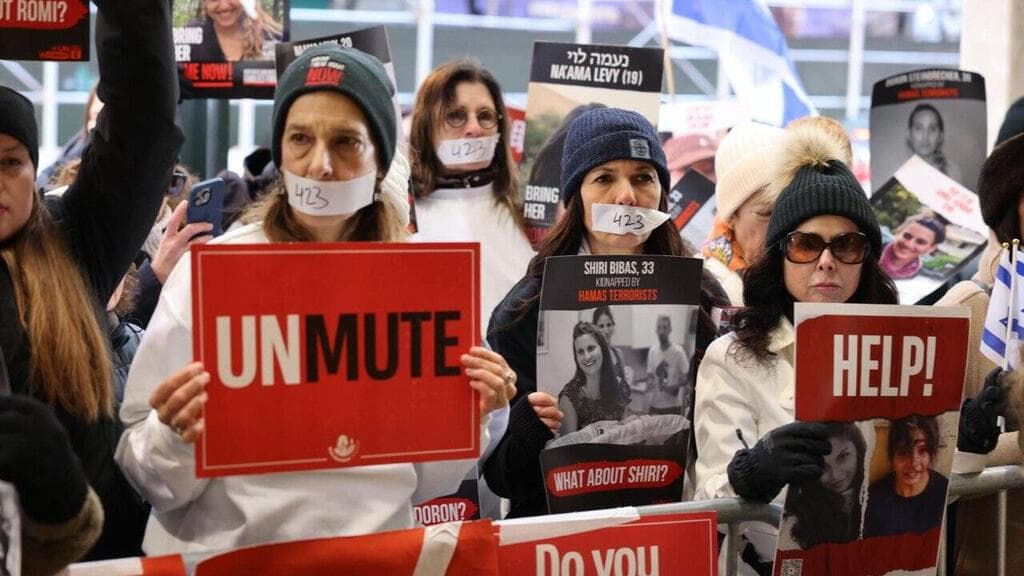 משפחות החטופים מציינים את יום המאבק לאלימות כלפי נשים מול מטה ארגון הנשים של האו"ם בניו יורק, ארה"ב