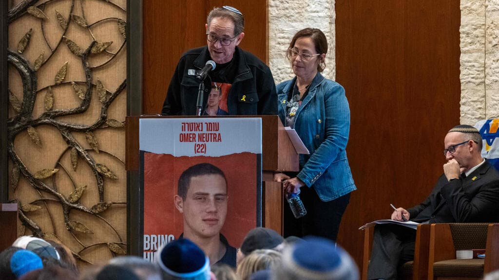 אורנה ורונן נאוטרה, ההורים של עומר נאוטרה ז"ל בטקס לזכרו בלונג איילנד