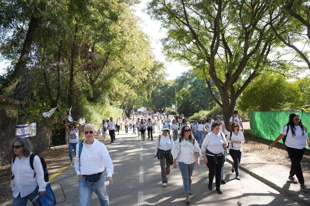 מחאה שקטה בדרישה להחזרת החטופים מול ביתו של שר הביטחון ישראל כ"ץ