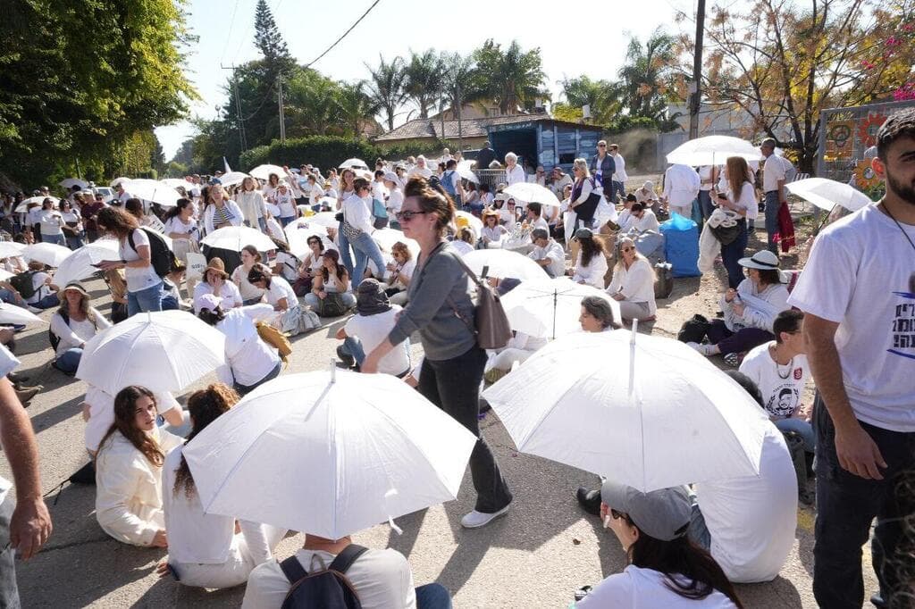 מחאה שקטה בדרישה להחזרת החטופים מול ביתו של שר הביטחון ישראל כ"ץ