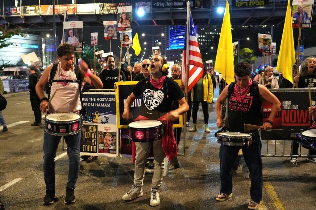 צילום: נבט כהנא הפגנת מחאה מול שער בגין של הקריה בתל אביב של משפחות החטופים