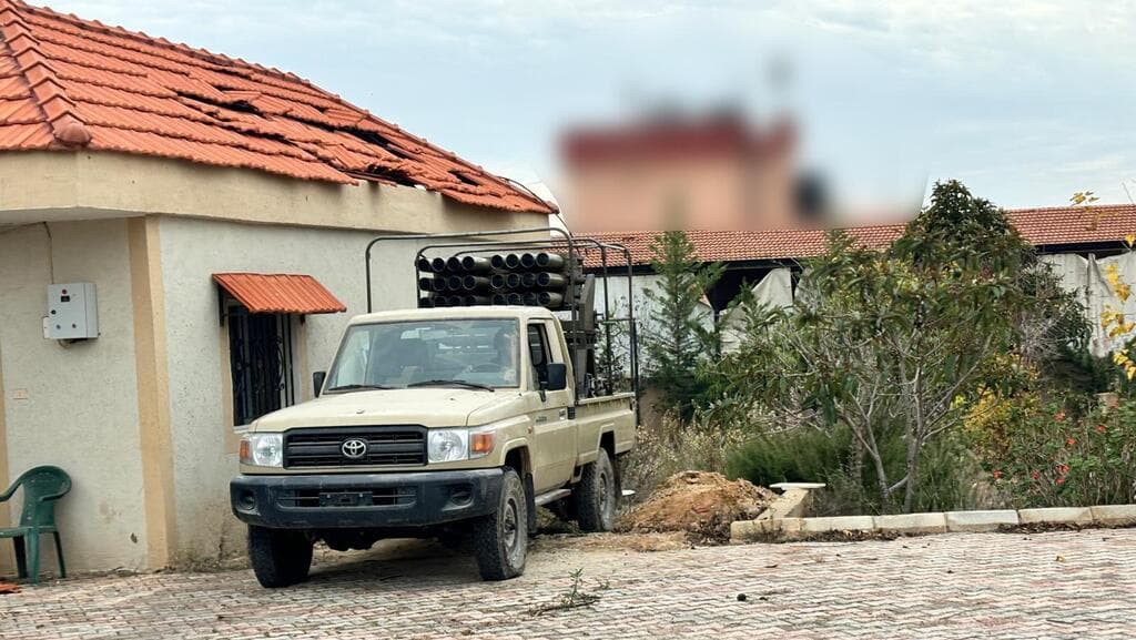 רכב ועליו משגר רקטות, דרום לבנון (צילום: דובר צה"ל) פועלים להסרת איום חיזבאללה במרחב: תיעוד של אמצעי הלחימה שמצאו כוחות חטיבה 7 בדרום לבנון