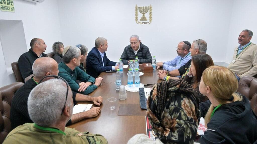 צילום: דוברות רה"מ ראש הממשלה בנימין נתניהו נפגש עם משפחות חטופים