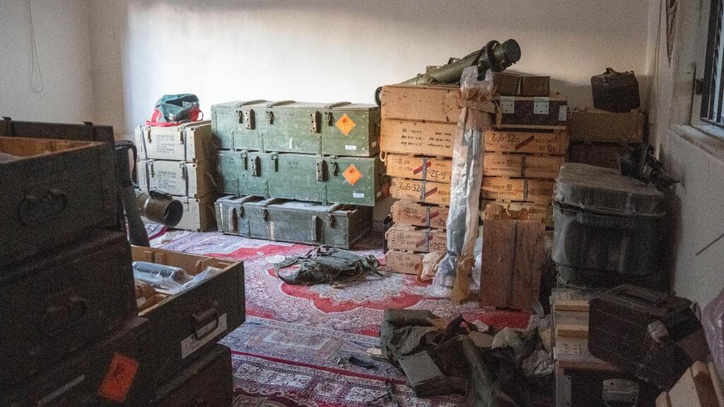 אמל"ח שאותר בדרום לבנון (צילום: דובר צה"ל) פועלים להסרת איום חיזבאללה במרחב: תיעוד של אמצעי הלחימה שמצאו כוחות חטיבה 7 בדרום לבנון