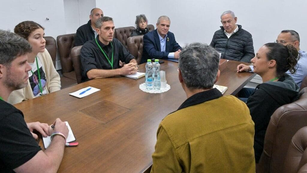 המפגש של נתניהו עם משפחות חטופים (צילום: דוברות רה"מ) ראש הממשלה בנימין נתניהו נפגש עם משפחות חטופים
