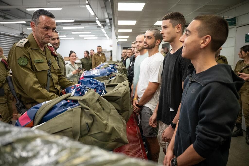 צילום: דובר צה"ל הרמטכ"ל הרצי הלוי ביקר את המתגייסים החדשים לגולני בלשכת הגיוס