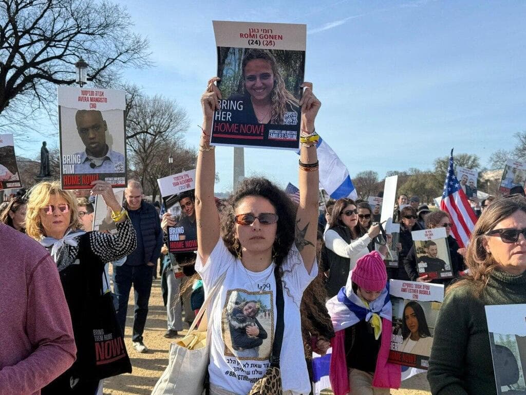 ירדן גונן עם תמונתה של אחותה רומי. "אחת מהנשים החזקות שאפשר להעלות על הדעת" (צילום: מטה משפחות החטופים) משפחות החטופים צעדו בוושינגטון בדרישה לעסקה לשחרור החטופים