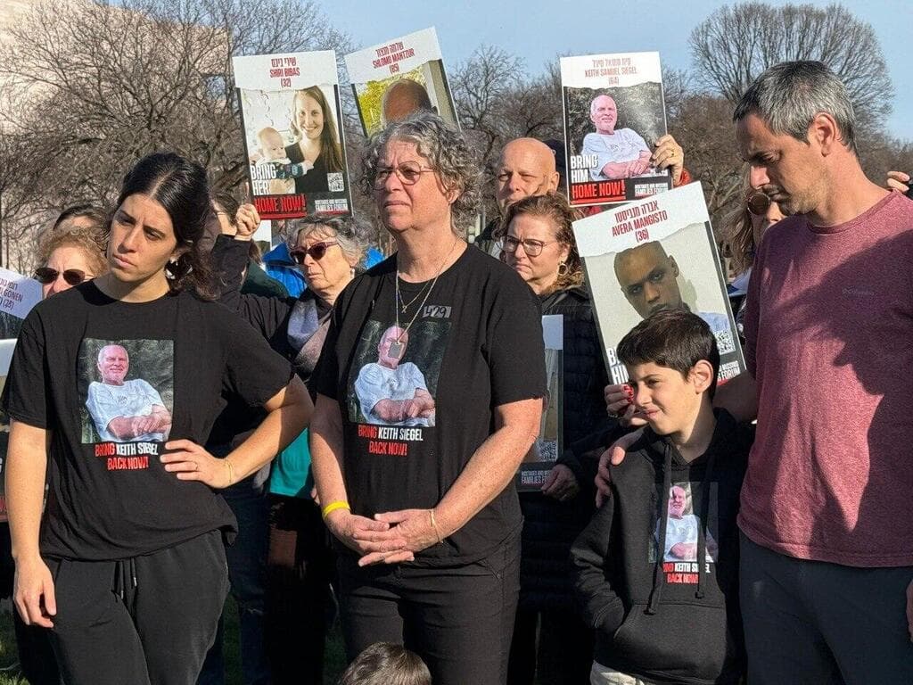 אביבה סיגל (במרכז). "מתפללת שקית' לא לבד, שיש מישהו שנמצא איתו" (צילום: מטה משפחות החטופים) משפחות החטופים צעדו בוושינגטון בדרישה לעסקה לשחרור החטופים