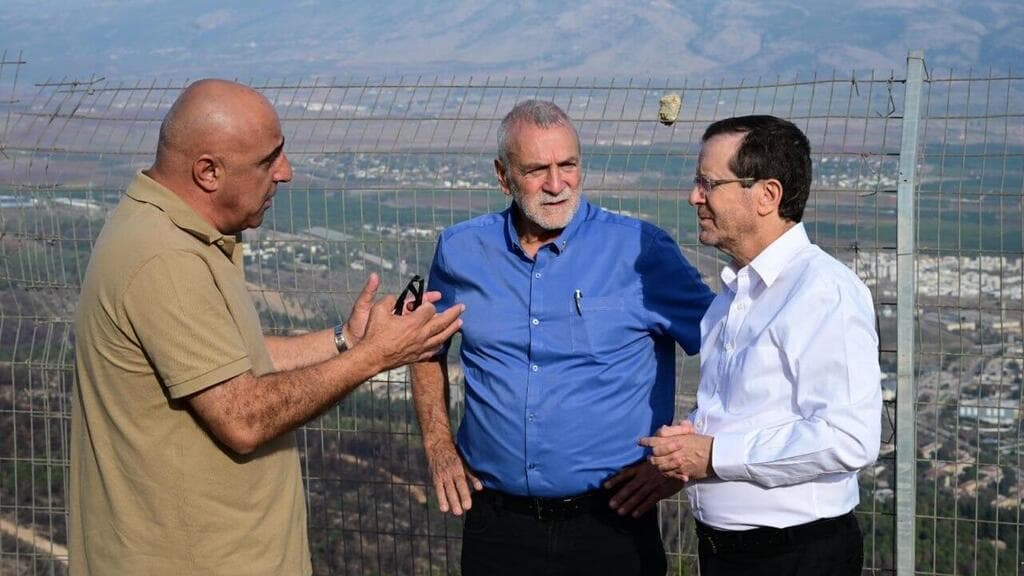 הרצוג, בן מובחר ודוידי (צילום: עמוס בן גרשום, לע"מ) נשיא המדינה יצחק הרצוג בביקור בגבול לבנון
