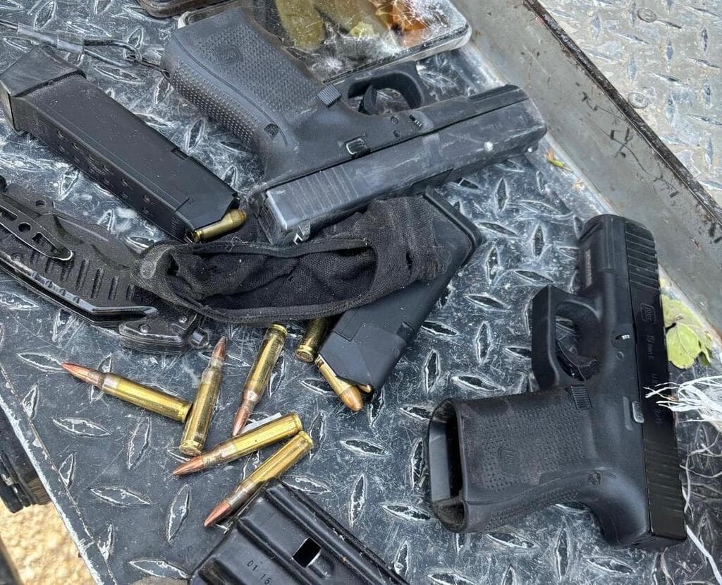 האקדחים שאותו על החמושים (צילום: דובר צה"ל) נשקים שהוחרמו בפעילות צה"ל במהלך פעילות צה״ל בחטיבת הבקעה והעמקים