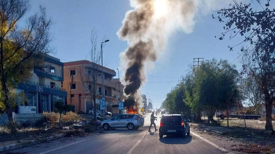 תיעוד מזירת התקיפה תקיפת רכב בכביש באזור בנת ג'ביל ליד מחסום של צבא לבנון