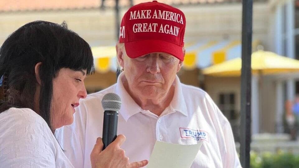 יהודית רענן, החטופה הראשונה ששוחררה משבי החמאס, עם נשיא ארה"ב דונאלד  טראמפ