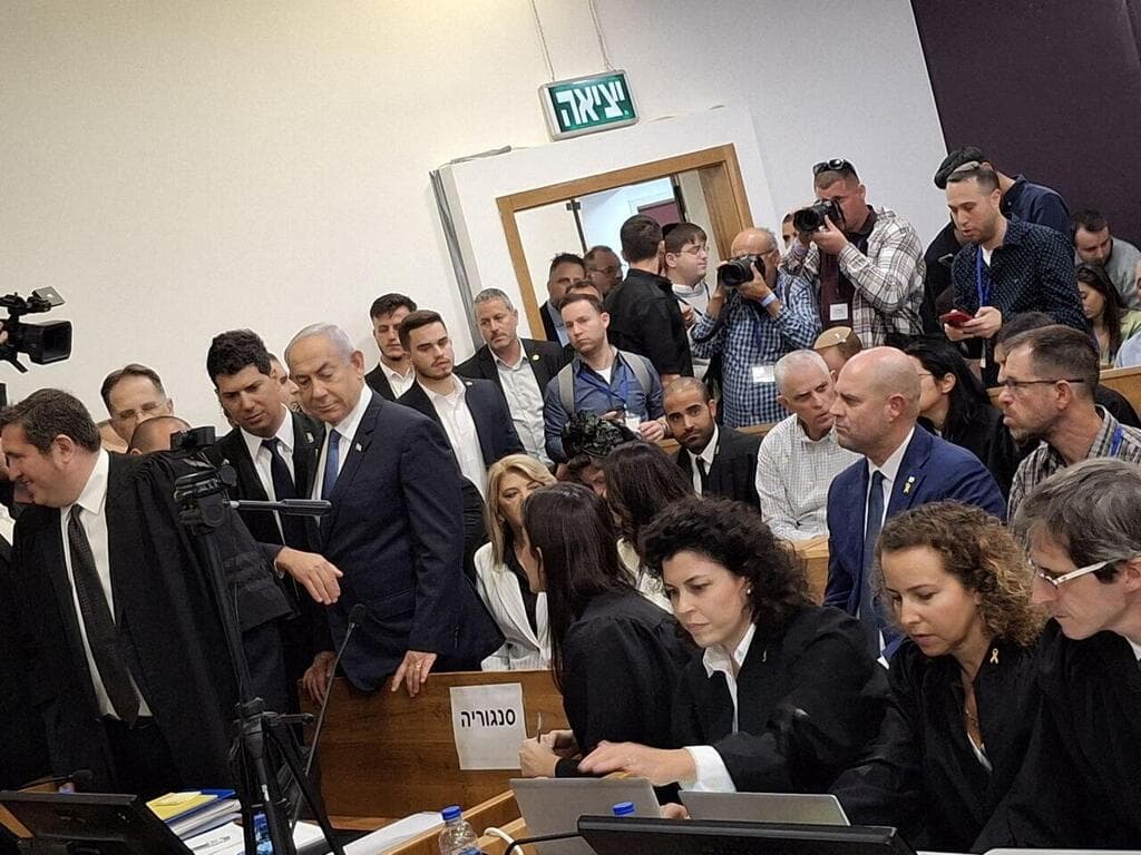 רה"מ בנימין נתניהו נכנס לאולם הדיונים על מנת לתת עדות תיקי אלפים