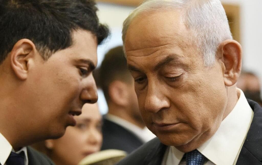 רה"מ בנימין נתניהו נכנס לאולם הדיונים על מנת לתת עדות תיקי אלפים