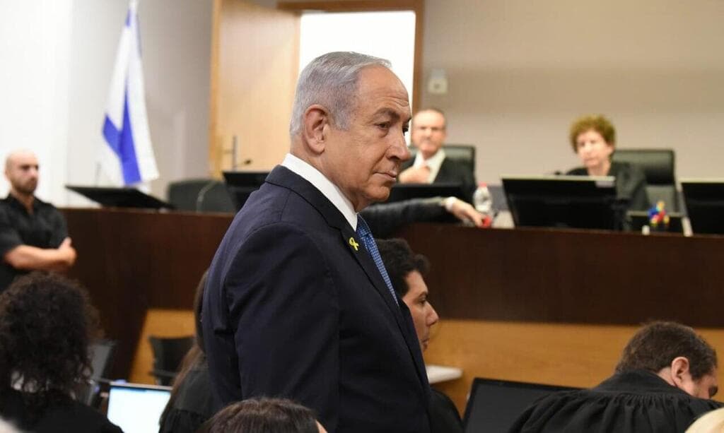 רה"מ בנימין נתניהו נכנס לאולם הדיונים על מנת לתת עדות תיקי אלפים