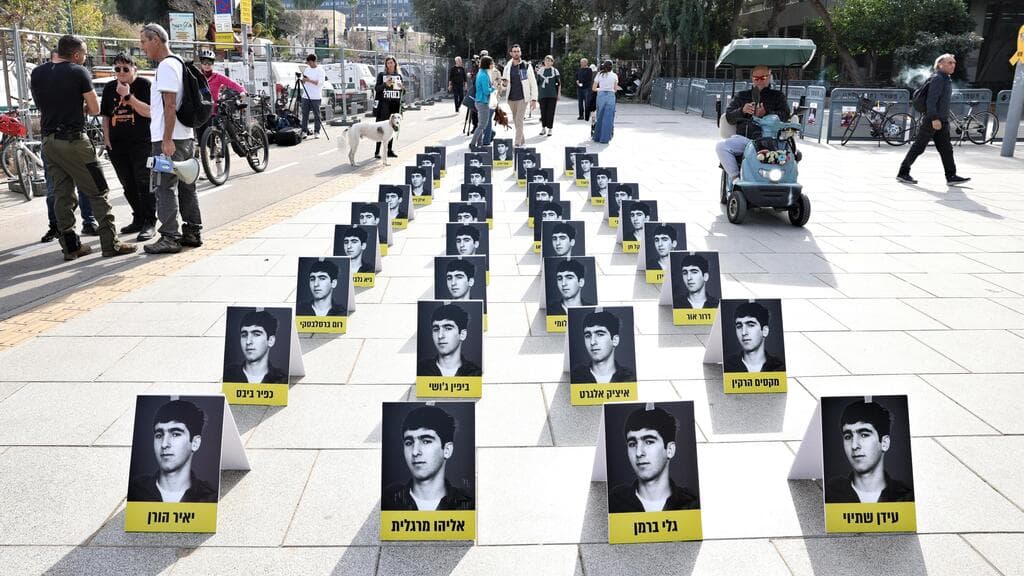 פעילי פורום חיים במיצג הרון ארדים הנוספים, מחוץ לעדותו של נתניהו בתיק האלפים