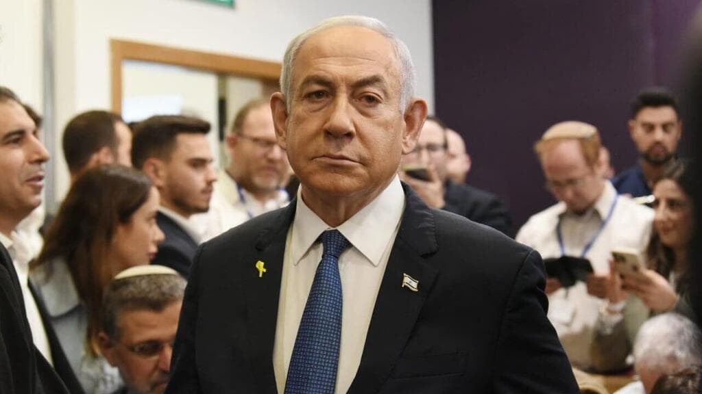 רה"מ בנימין נתניהו נכנס לאולם הדיונים על מנת לתת עדות תיקי אלפים