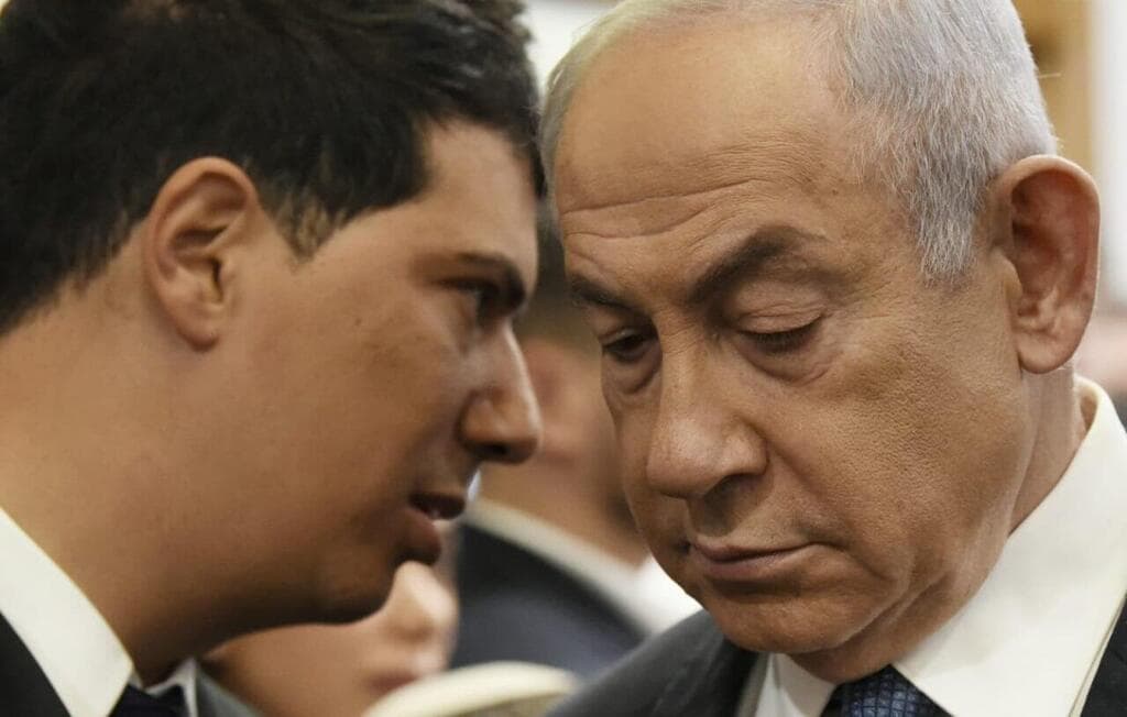 רה"מ בנימין נתניהו נכנס לאולם הדיונים על מנת לתת עדות תיקי אלפים