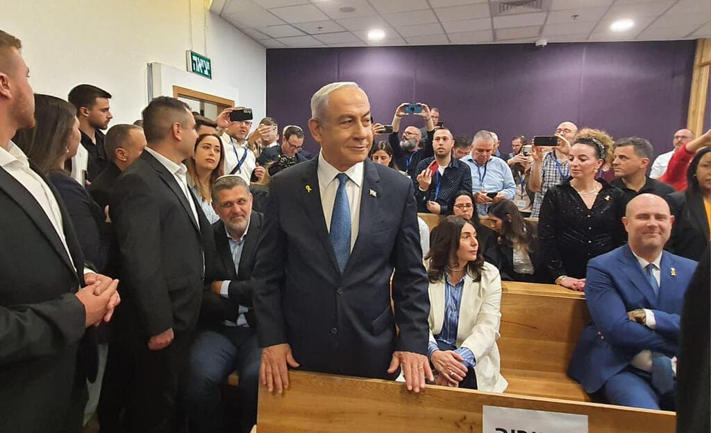 רה"מ בנימין נתניהו נכנס לאולם הדיונים על מנת לתת עדות תיקי אלפים