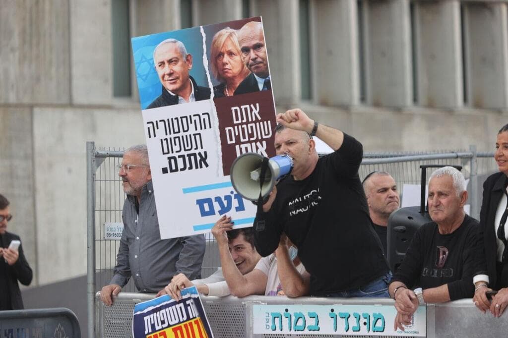 הפגנת תמיכה בראש הממשלה בנימין נתניהו, עת מתן עדותו בתיק תיקי האלפים