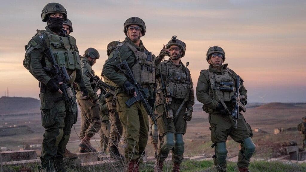 מפקד פיקוד הצפון אלוף אורי גורדין בהערכת מצב ו סיור ב שטח לבנון מלחמה לוחמים לוחמי במרחב החיץ עם מפקד אוגדה 210, תת-אלוף יאיר פלאי, מפקד חטיבה 474, אלוף-משנה בני קטה ומפקד גדוד 101, סגן-אלוף מיכה דהן.