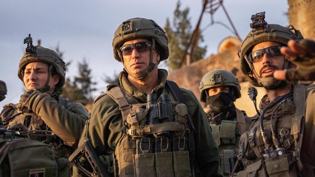 מפקד פיקוד הצפון אלוף אורי גורדין בהערכת מצב ו סיור ב שטח לבנון מלחמה לוחמים לוחמי במרחב החיץ עם מפקד אוגדה 210, תת-אלוף יאיר פלאי, מפקד חטיבה 474, אלוף-משנה בני קטה ומפקד גדוד 101, סגן-אלוף מיכה דהן.