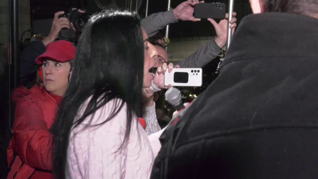 עינב צנגאוקר נואמת במחאה בשער בגין