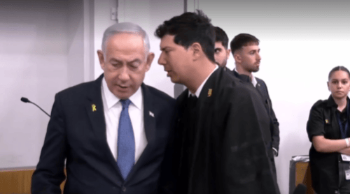 רה"מ בנימין נתניהו נכנס לאולם הדיונים על מנת לתת עדות תיקי אלפים