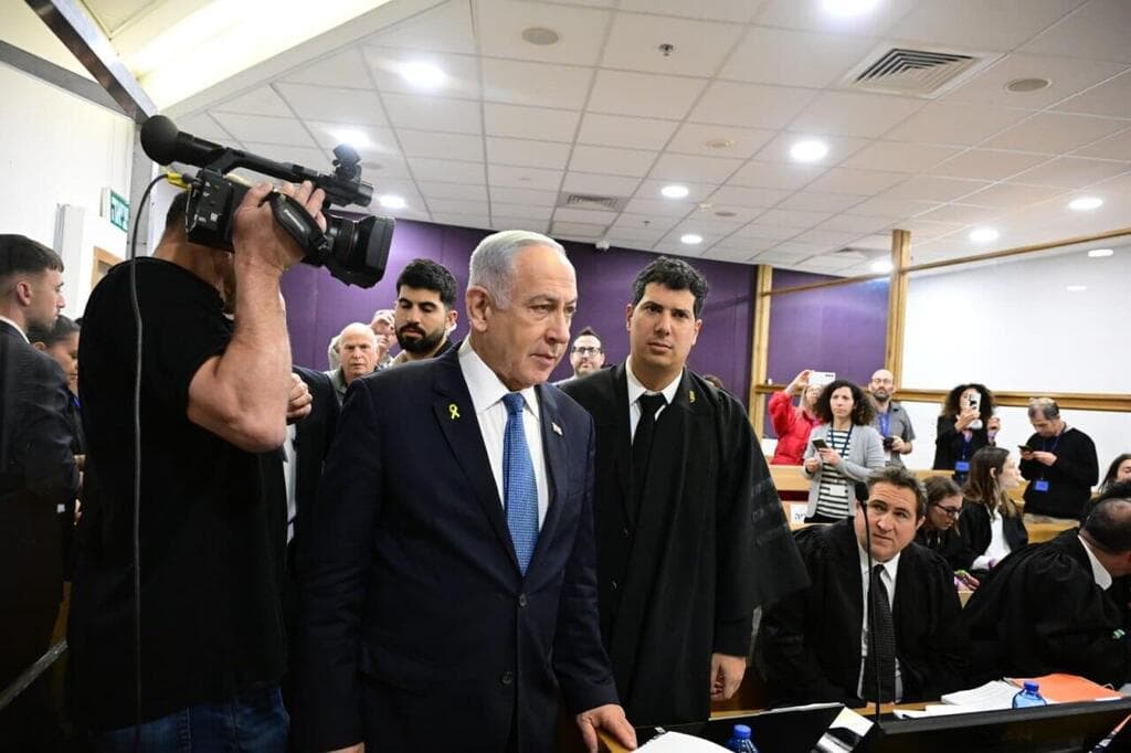 רה"מ בנימין נתניהו נכנס לאולם הדיונים על מנת לתת עדות בתיקי אלפים