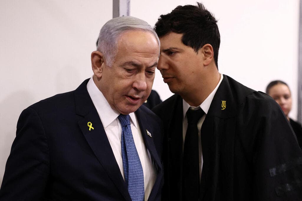 רה"מ בנימין נתניהו נכנס לאולם הדיונים על מנת לתת עדות תיקי אלפים