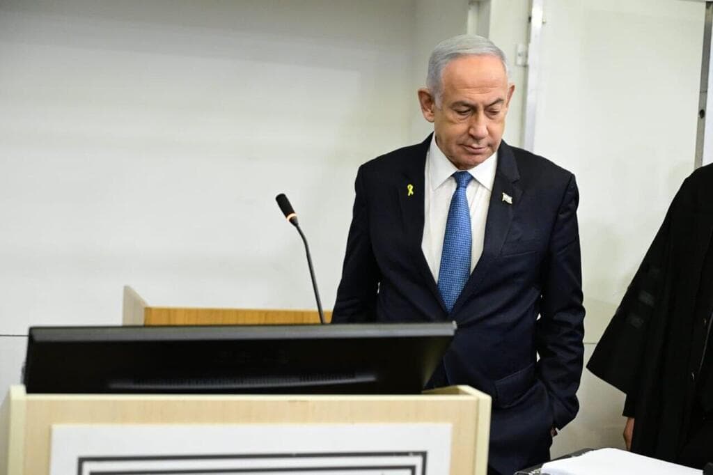 רה"מ בנימין נתניהו נכנס לאולם הדיונים על מנת לתת עדות בתיקי אלפים