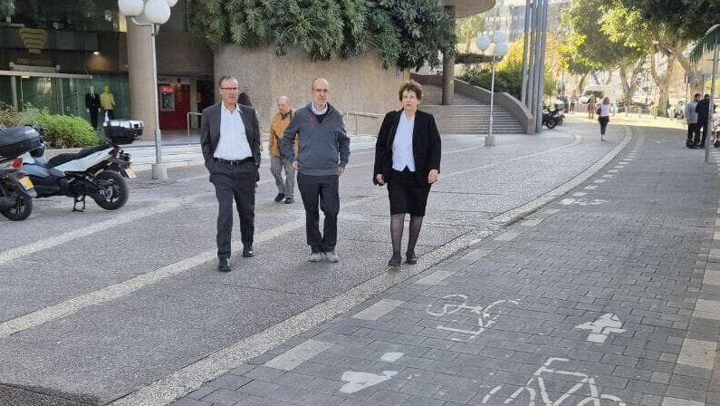 השופטת רבקה פרידמן-פלדמן, השופט משה ברעם, השופט עודד שחם בדרכם לבית משפט מחוזי תל אביב, טרם תחילת עדות נתניהו