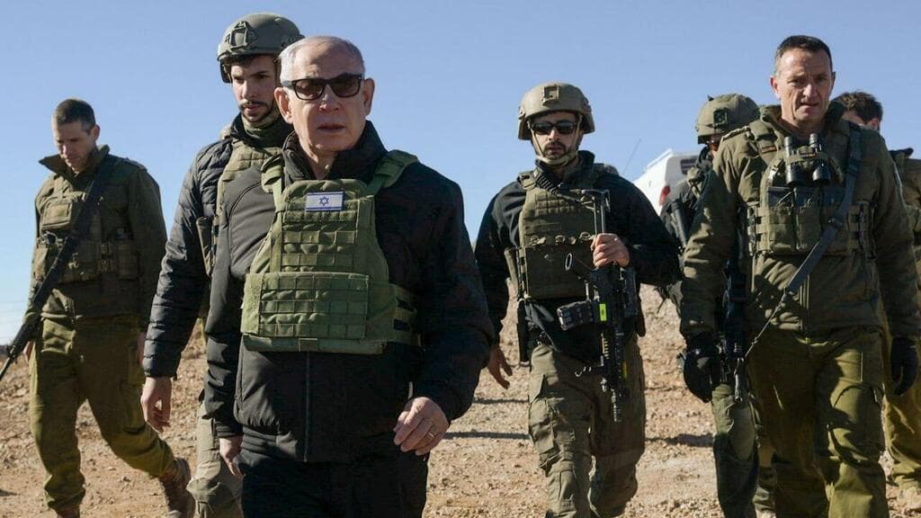 נתניהו בחרמון הסורי, היום (צילום: מעיין טואף/ לע״מ) ראש הממשלה בנימין נתניהו ערך חיתוך-מצב בשיא החרמון, יחד עם שר הביטחון ישראל כ״ץ, הרמטכ״ל רא״ל הרצי הלוי, מפקד פיקוד צפון אלוף אורי גורדין וראש השב״כ רונן בר