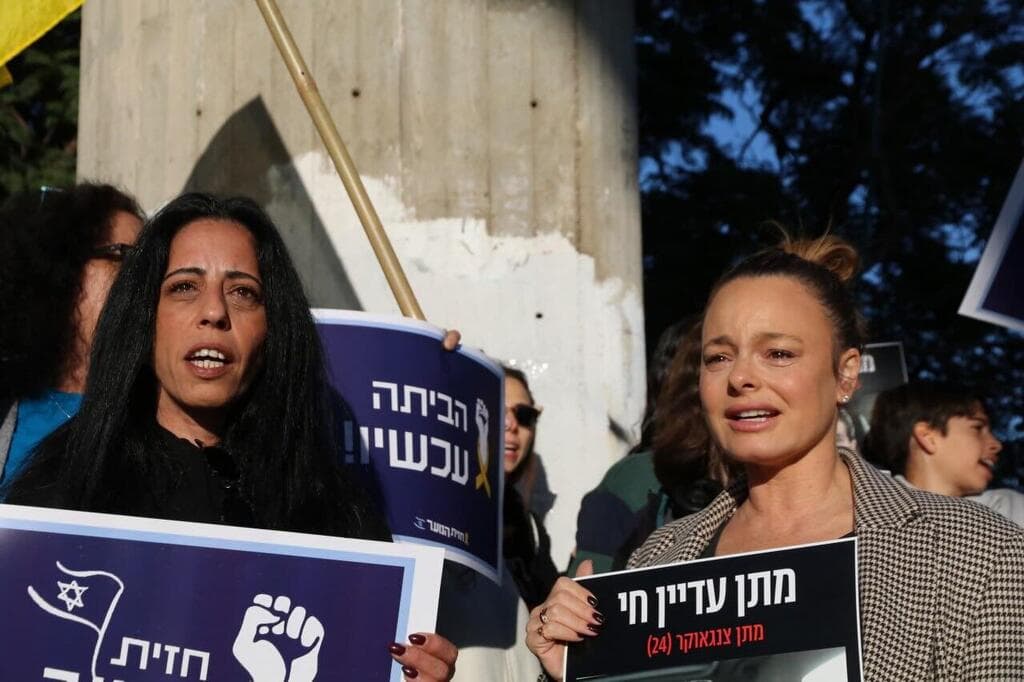 עם יעל בר זוהר בהפגנה (צילום: אמיר יעקובי) עינב צנגאוקר ויעל בר זוהר בהפגנה בצומת הכפר הירוק לציון יום הולדתו של מתן בשבי