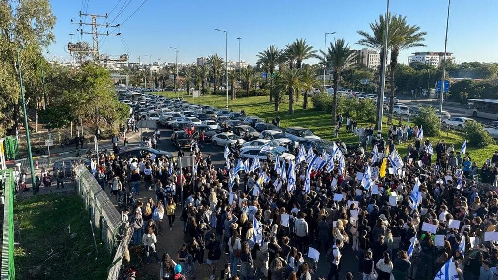 צילום: איתן סלונים הפגנה בצומת הכפר הירוק לציון יום הולדתו של מתן בשבי