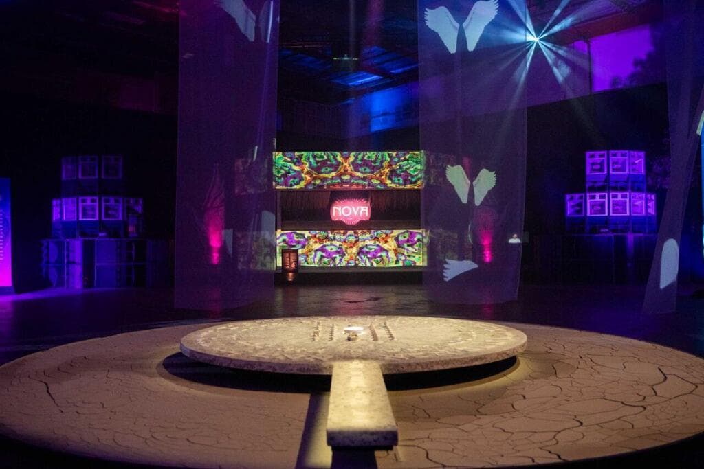 המיצג שנפתח במיאמי מיצב הנובה הגיע למיאמי לאחר ההצלחה בארץ ובעולם: בין המבקרים בערב הפתיחה איוונקה טראמפ וג'ארד קושנר