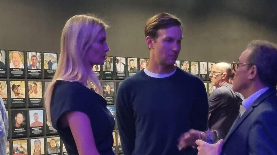 טראמפ וקושר (צילום: World Red Eye) מיצב הנובה הגיע למיאמי לאחר ההצלחה בארץ ובעולם: בין המבקרים בערב הפתיחה איוונקה טראמפ וג'ארד קושנר