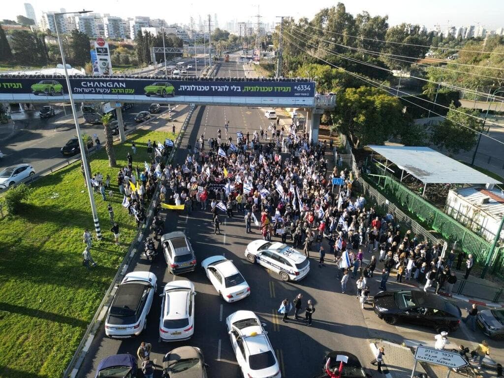 צילום: רוני שפירא הפגנה בצומת הכפר הירוק לציון יום הולדתו של מתן בשבי