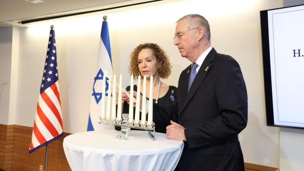 החנוכיה ששרדה את הטבח (צילום: שמוליק עלמני) שגריר ישראל בארצות הברית מיכאל הרצוג מארח טקס קבלת פנים לג'ון קירבי וחברי קונגרס