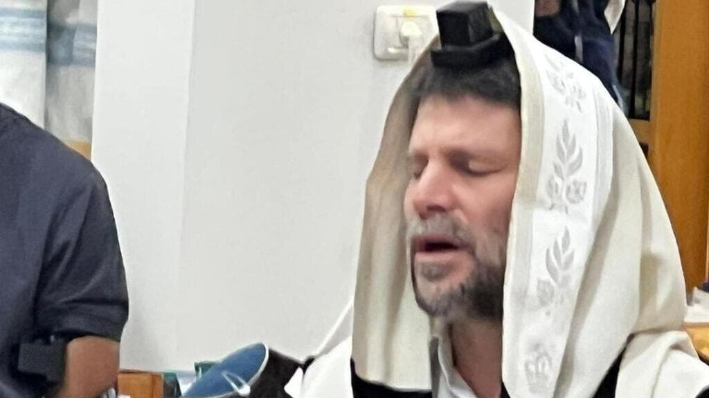 סמוטריץ' בתפילת שחרית עם ישיבת קריית שמונה סמוטריץ בתפילת שחרית עם תלמידי ישיבת קריית שמונה