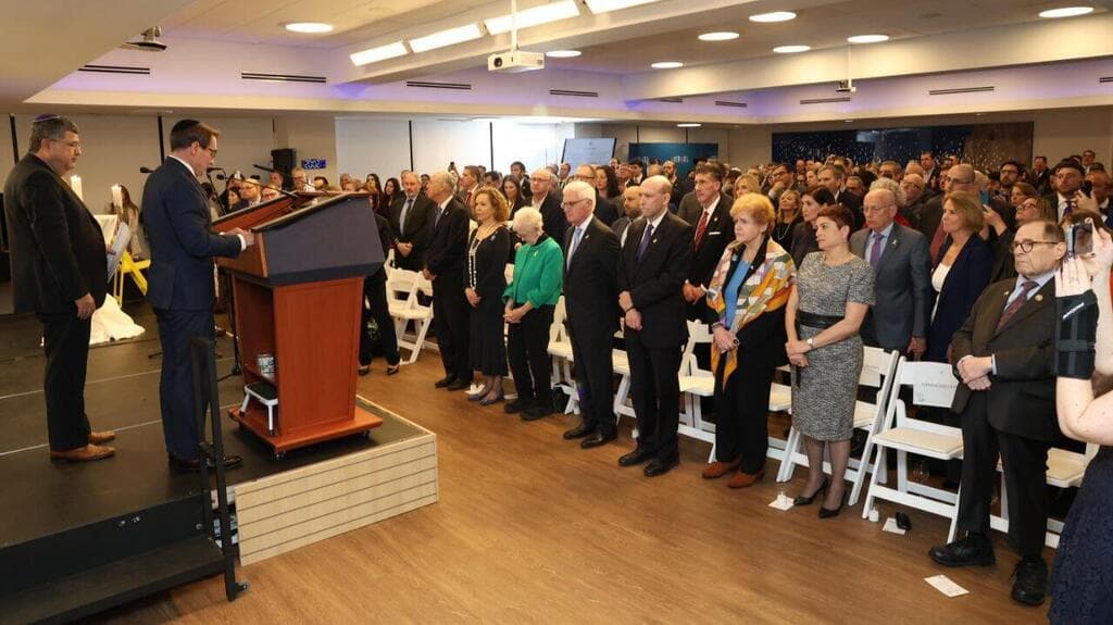 קירבי נשא תפילה להשבת החטופים משבי חמאס (צילום: שמוליק עלמני) שגריר ישראל בארצות הברית מיכאל הרצוג מארח טקס קבלת פנים לג'ון קירבי וחברי קונגרס